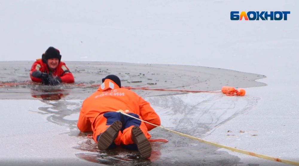 Как спасти утопающего на льду показали спасатели в Волжском: видео