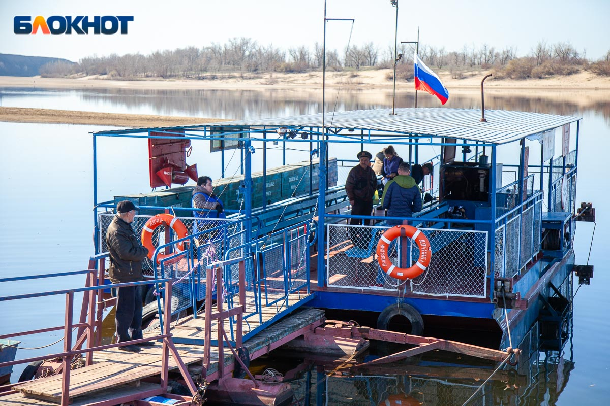 Паром волжский. Паром Дачник 1. Волжский переправа. Паром Дачник 1 Волжский.