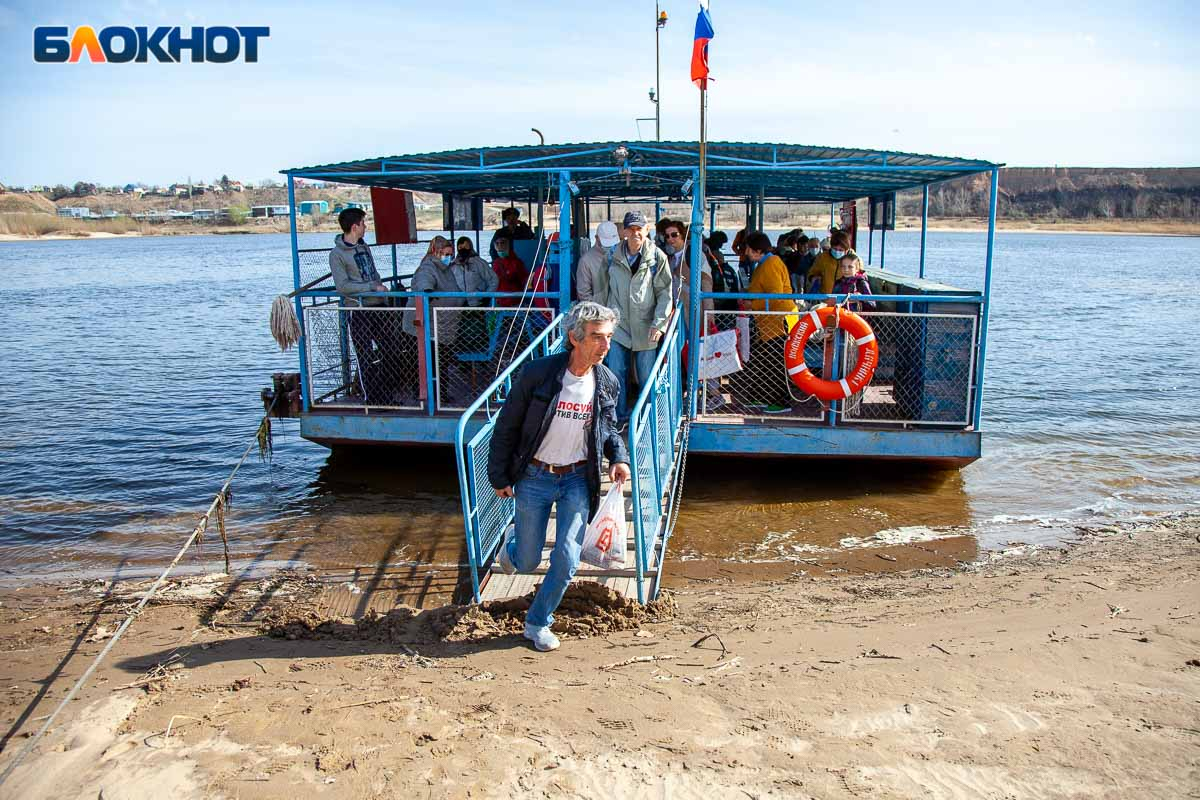 Паром волжский. Пляж Паромный Волжский. Паром Волжский фото.