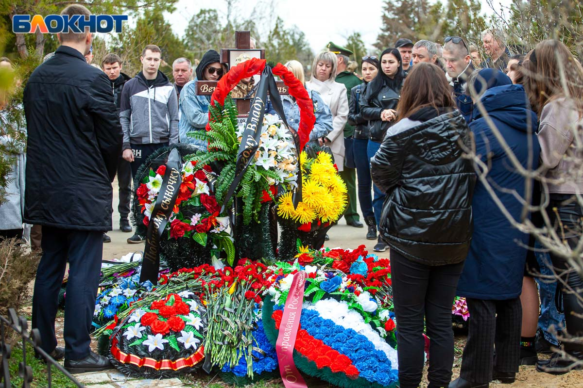 Похороны жертв теракта в крокус сити. В Волжском простились с Владиславом Шабуниным, погибшим в Хо. Похороны военнослужащего.