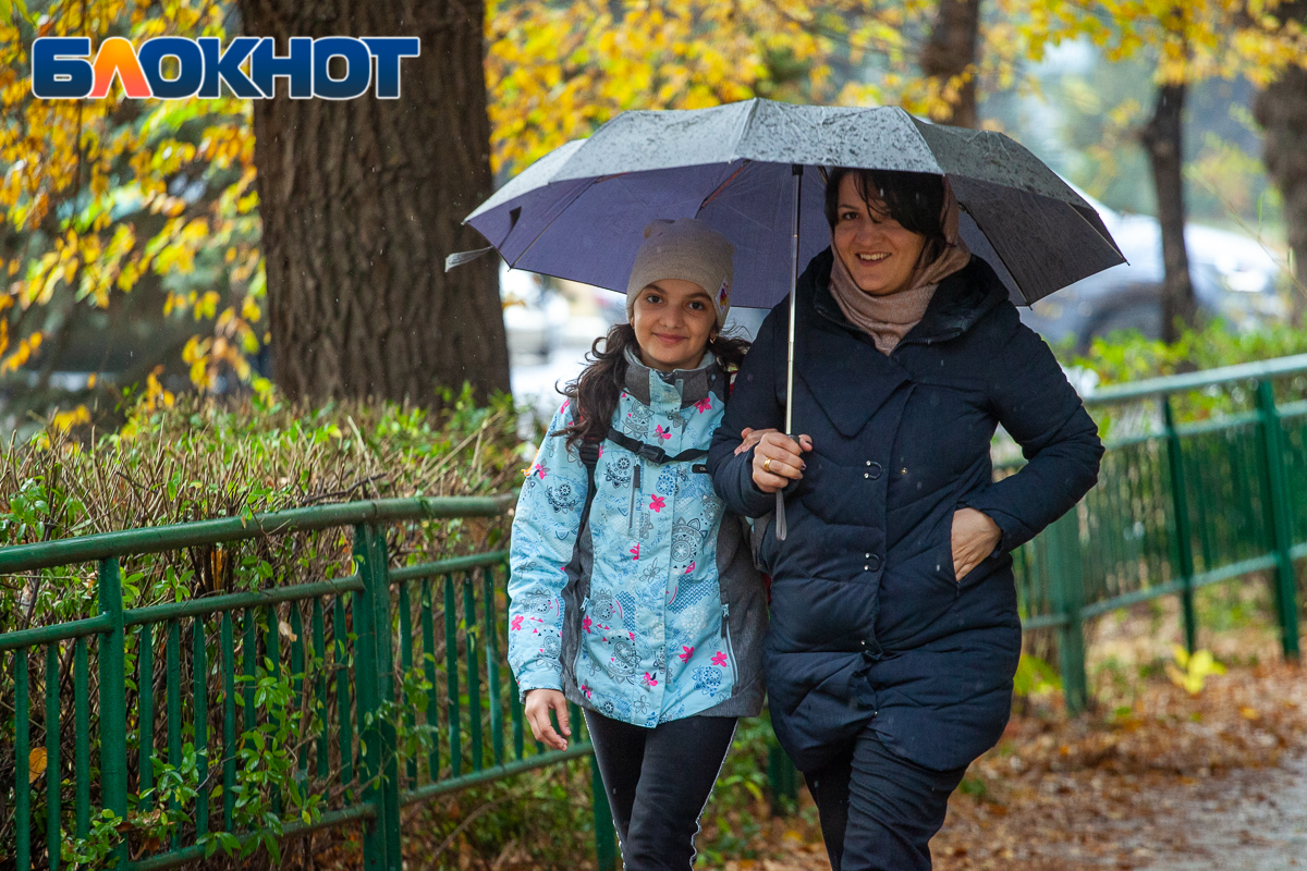 Погода в волжске на неделю. Прогулка под дождем Тюмень. Волжане - дождь. Дочь дождя Волжский. Дождь Волжский четверг.