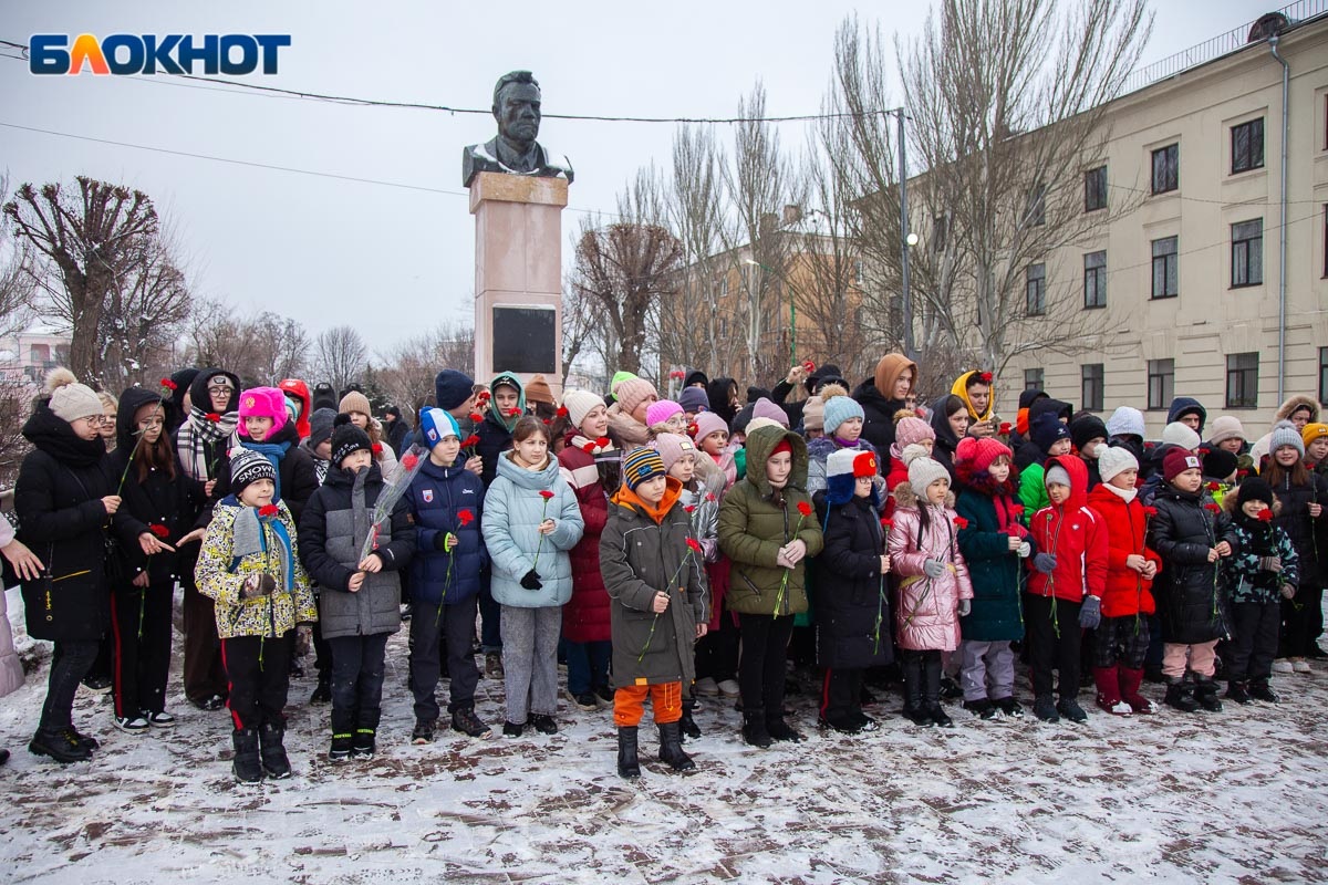 1 февраля отмечают. Логинов основатель Волжского. Авария 19 февраля г Волжске. 21 Февраля день фёдора.