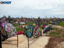 Трое подростков разгромили 4 десятка могил на кладбище под Волжским