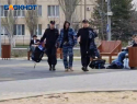 Мужчину в камуфляже с черными пакетами задержали на детской площадке в Волжском: видео