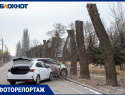 «Улетели в лесок»: авария на Набережной в Волжском, где чудом обошлось без жертв