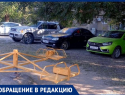 В Волжском жильцы организовали парковку у горки на детской площадке