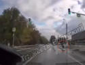 Уткнулась в телефон и шагает на красный: в Волжском на видео попал отчаянный пешеход