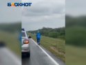 Женщина бежала по трассе под Волжским с зажженным факелом в руках:видео
