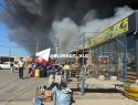 Огромный пожар на рынке в Волгограде полыхает с самого утра 