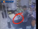 Молодую мать обокрали в магазине Волжского: видео