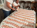 Бабушка из Волжского лишилась миллиона из-за хитрого продавца постельного белья