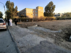 В Волжском дети добираются до школы, лавируя по дорожкам от авто