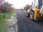 В Волжском составили список дорог для отсыпки асфальтовой крошкой