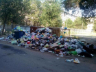 Горы мусора во дворах по улице Пушкина в Волжском выросли из-за смены управляющей компании