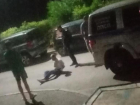 В Волжском мужчина «под кайфом» ходил по двору и бил по машинам: видео