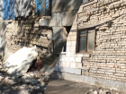 В центре Волжского разрушается здание общежития