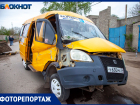 Маршрутка разбилась о кофш трактора в Волжском: фото