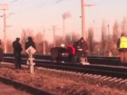 Поезд сбил насмерть волгоградца: видео от очевидцев