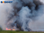 Охватило огнем побережье водохранилища: близ Волжского загорелся камыш