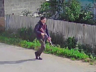 Человек с ружьем бегал по улице Волжского