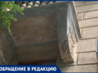 Балкон на историческом здании в Волжском рушится на головы прохожих