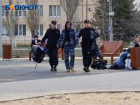Мужчину в камуфляже с черными пакетами задержали на детской площадке в Волжском: видео