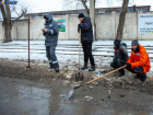 Коммунальщики в Волжском вручную очищают прилотковую часть дороги