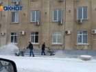 Коммунальщики вычищают мэрию Волжского от снега