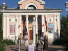 «Не допустим во власть педофила Кармазиновского», – неизвестные повесили плакат под крышей волжского кукольного театра
