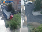 Груженая фура рассекает по свежему асфальту во дворе Волжского, наплевав на запреты: видео