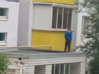 Подростки справили нужду с козырька подъезда в Волжском