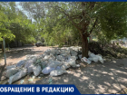 Мусор у детской площадки в Волжском не вывозят полтора месяца