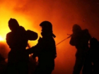 Пожар в Ленинске уничтожил автомобиль и часть хозпостройки
