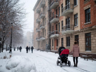 В Волжском мать с младенцем чудом избежали трагедии — ледяная глыба упала с 5 этажа рядом с коляской