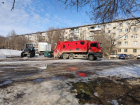 «Били лед ломом»: как в Волжском вытаскивали застрявший мусоровоз