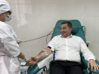 Волгоградский губернатор отдал свою кровь пациентам ковидных госпиталей