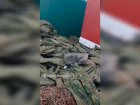 В Волжском гадают, как куча военной формы оказалась на свалке в СНТ «Цветущий сад»