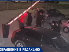 «Ловкость рук и никакой логики»: в Волжском молодые люди предпочли сломать шлагбаум, чем сделать два шага в сторону по пешеходной дорожке
