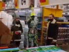Эпатажного покупателя в ярком костюме с ирокезом заметили в магазине Волжского