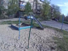 Активисты сняли видео обзор по состоянию детских площадок в Волжском