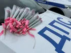 В Волжском инспекторы ГИБДД превратили проверку на дорогах в праздник: автоледи дарили тюльпаны вместо штрафов