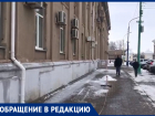 Позорное состояние тротуара у администрации и гордумы попало на видео в Волжском