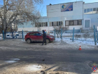 В Волгограде школьник поскользнулся и угодил под колеса иномарки