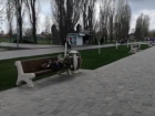 Мужчина уснул на лавке главной площади Волжского: видео