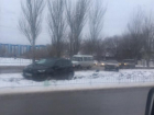 Участники ДТП снесли забор в Волжском