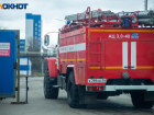 Пожарные колоннами выдвинулись на завод в Волжском