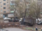 Убирать дворы от свалок сухостоя начали после публикаций в «Блокнот Волжский»: видео