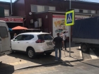 В Волжском автохамы припарковали машины на тротуаре после пешеходного перехода