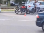 Последствия столкновения авто и мотоцикла в Волжском попали на видео