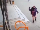 Девушка разбила стекла и устроила дебош в магазине Волжского с криками ненависти: видео
